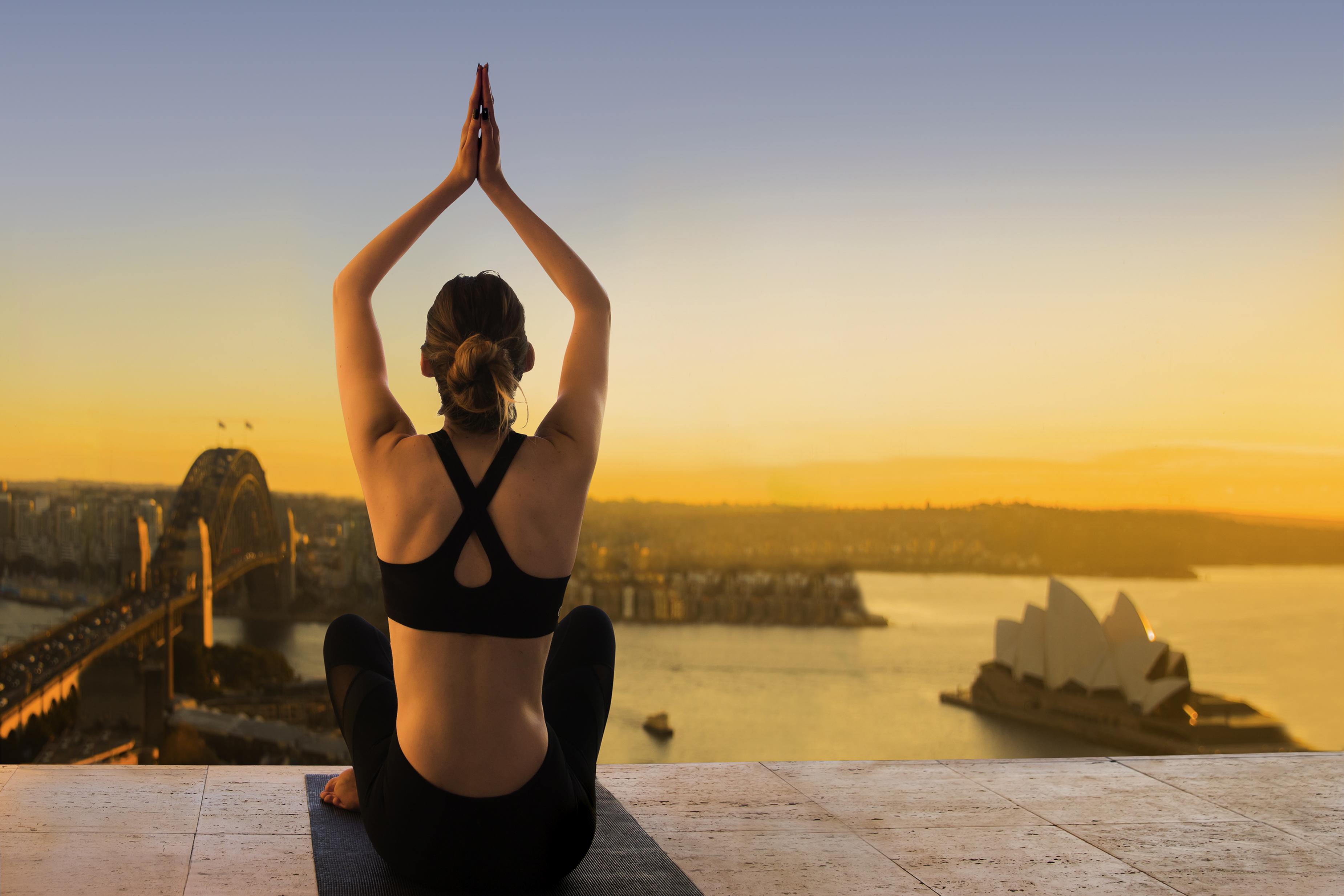 The Sebel Quay West Suites Sydney Exterior foto A woman practicing yoga at the Sydney Opera House