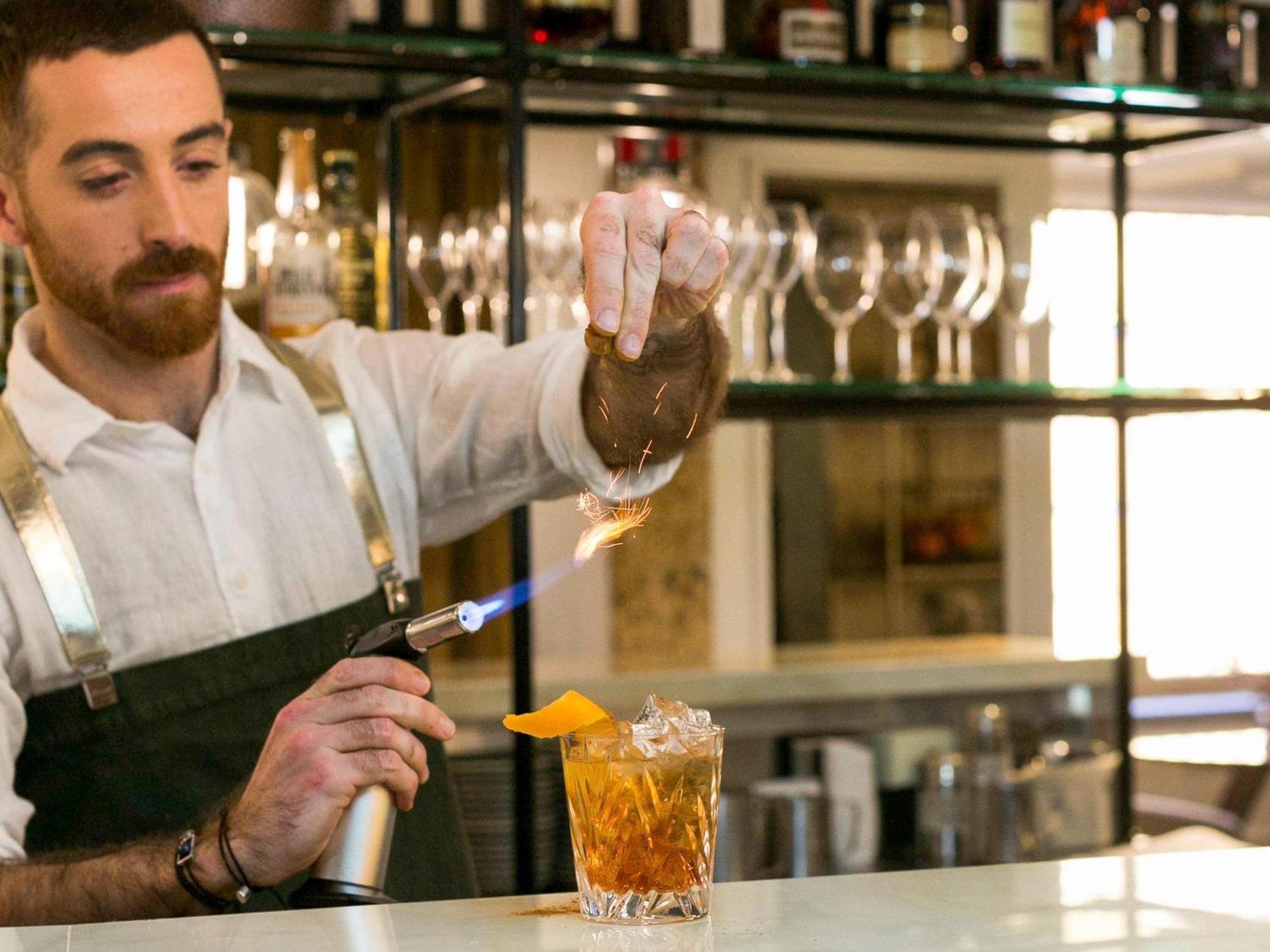 The Sebel Quay West Suites Sydney Exterior foto A bartender preparing a cocktail
