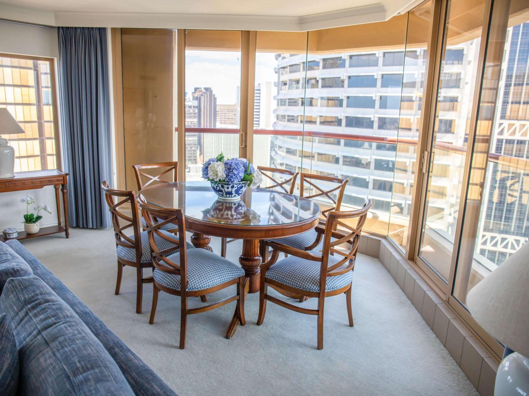 The Sebel Quay West Suites Sydney Exterior foto A typical dining room